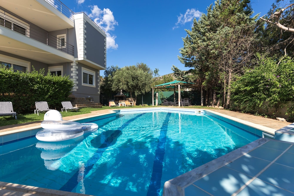 290m² Villa with Pool close to the Airport