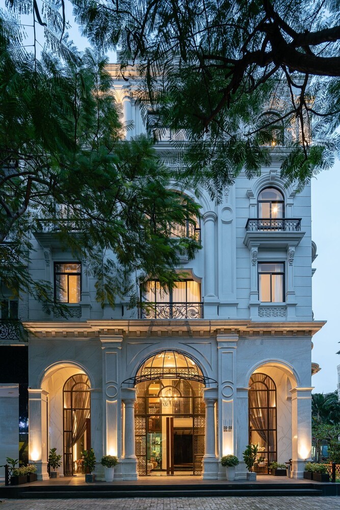 Charmaine's Hotel & Apartment
