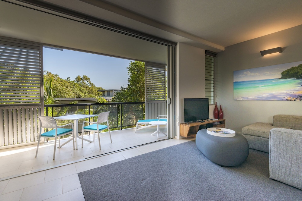 Footsteps to the Heart of Noosa and a View!