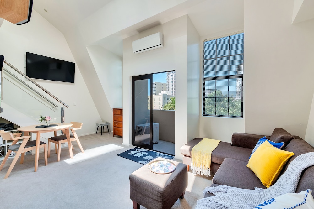 Central 3 bed, loft apartment in the CBD w Parking