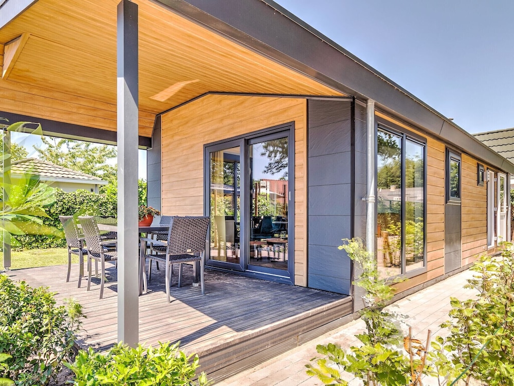 Beautiful Bungalow with Hot Tub in Kaatsheuvel