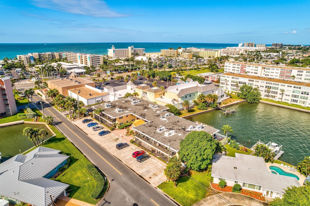Brightwater Beach - Amazing Updates, Just a Block From the Beach