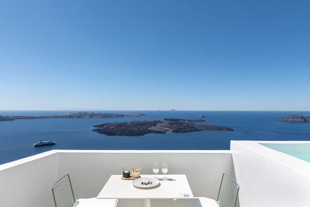 Akra Suites