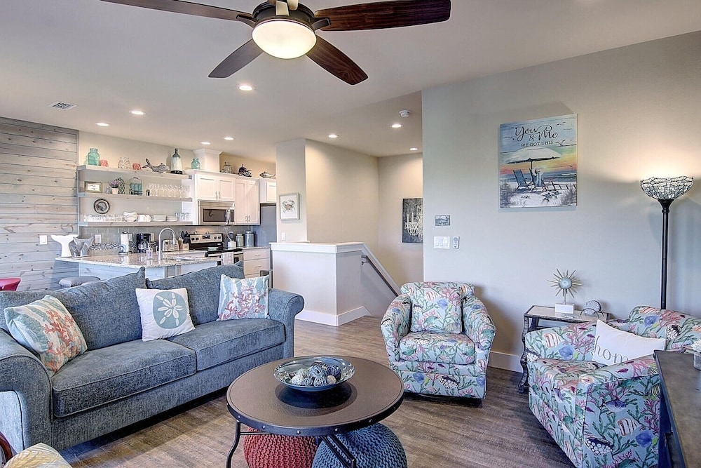 Saltwater Hippie 3 Bedroom Condo by Redawning