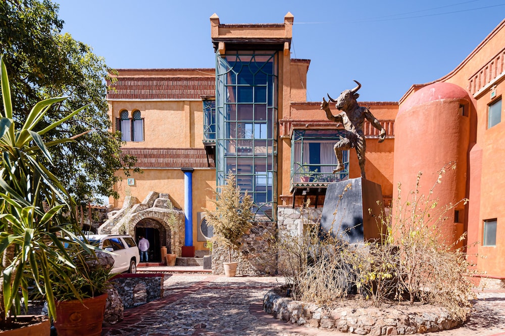 Riad Mellado by Grupo Afekto