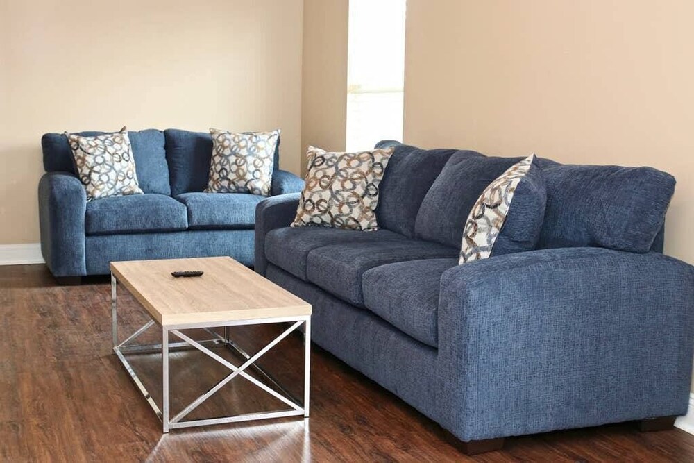 Lasalle 1d/2d · Spacious Unit Great for Groups in Gated Complex!