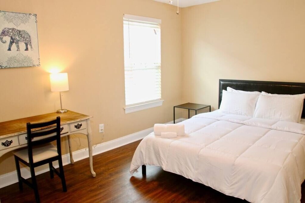 Lasalle 1C · Centrally Located, Gated Apt. Perfect for Groups!