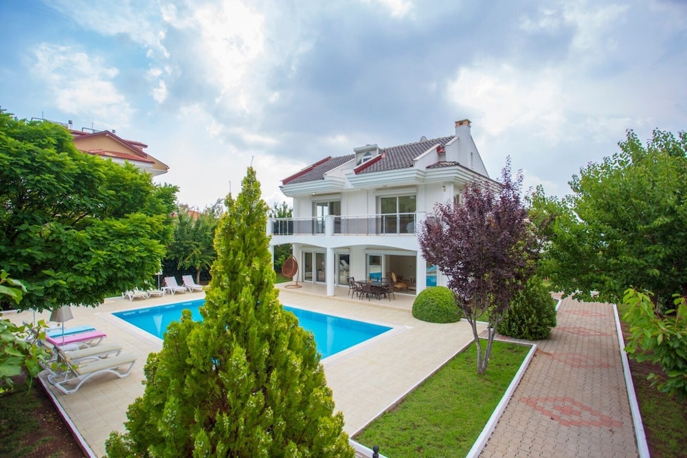 Crown Villa 2