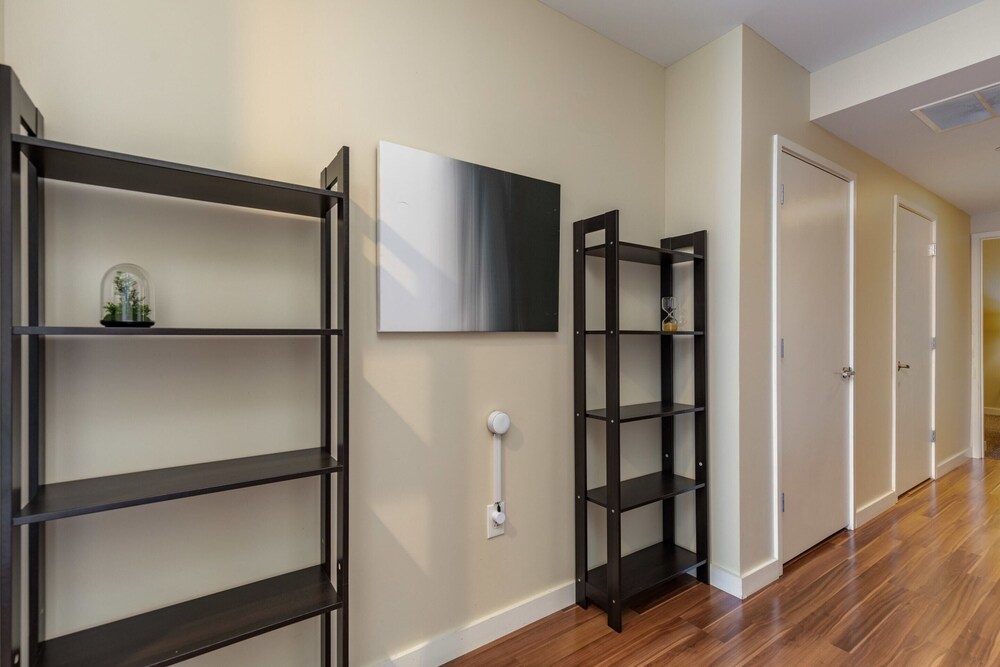 Spacious DT 2BR With Free Parking by Zencity