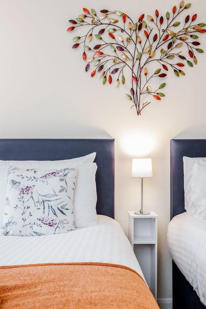 MPL Apartments - Queens Broadway F3