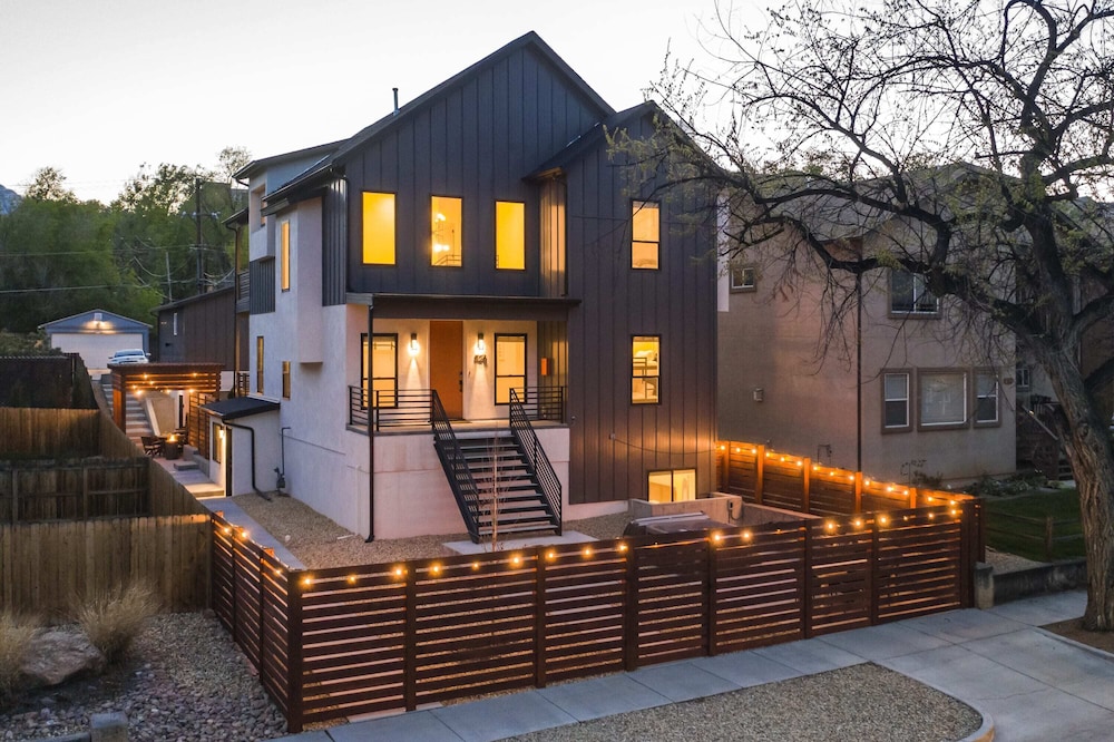 6bd3.5ba?downtown Modern Luxury W/hot Tub?