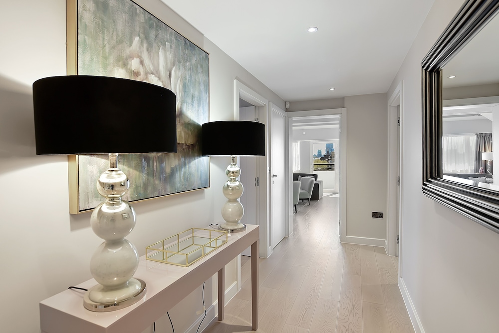 Vauxhall Bridge Road by Q Apartments