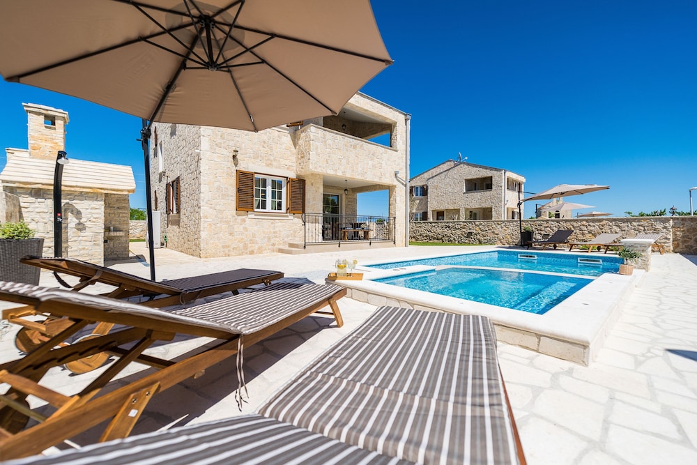 Luxury Villa With Heated Pool 05