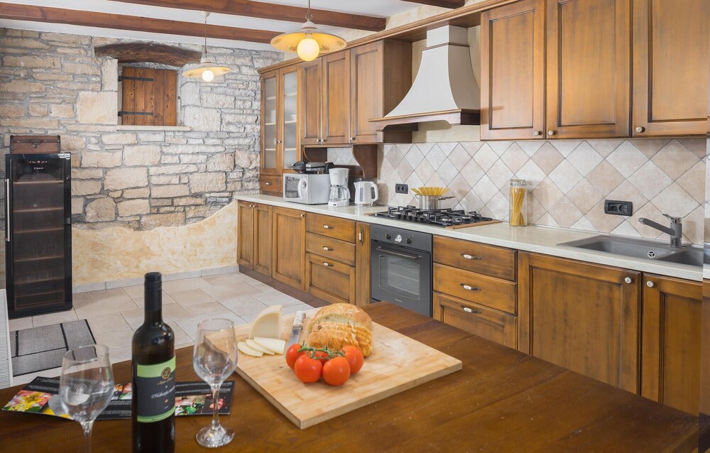 Beautiful Home in Tinjan With Sauna, Wifi and 6 Bedrooms