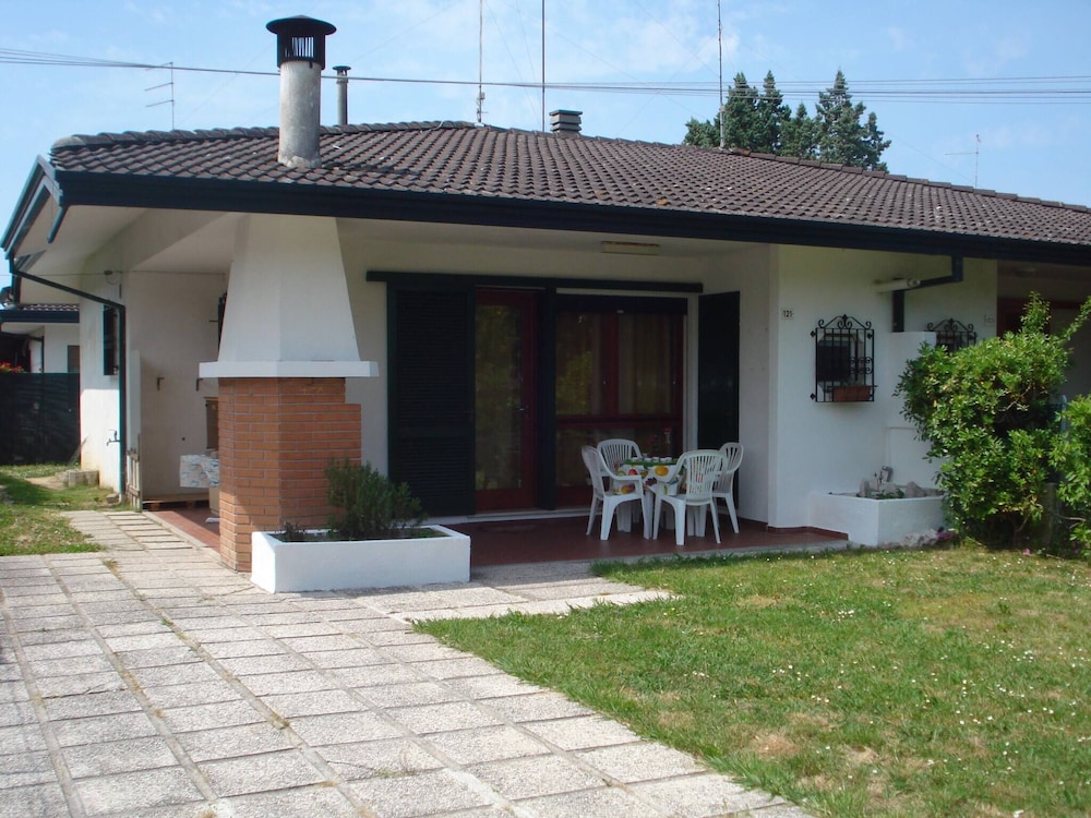 Beautiful Villa With Private Garden by Beahost Rentals