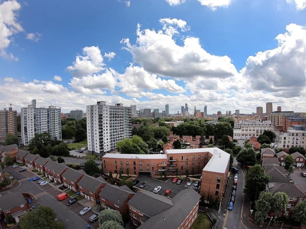 Executive City Apartment -Near Greengate