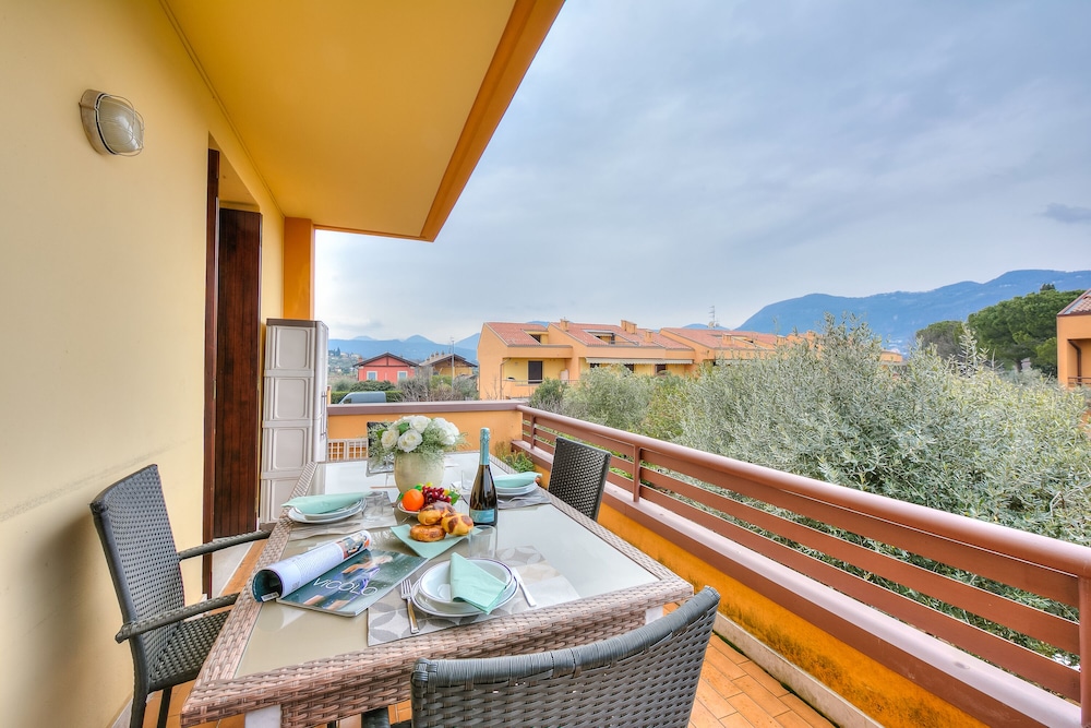 Susy With Lake View and Relax in Pool