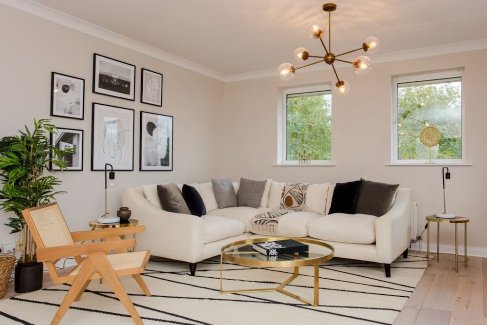 The Sparkford Gardens - Lovely 2bdr With Balcony