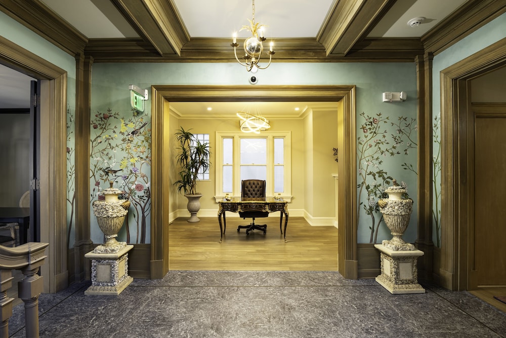 The Edward Hotel