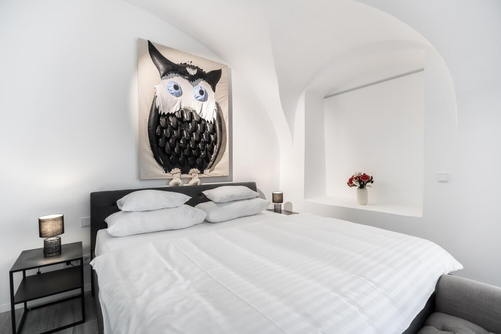 Suiten Apartment Art Collection With Kind Bed Air Conditioning and two Separate Bedrooms