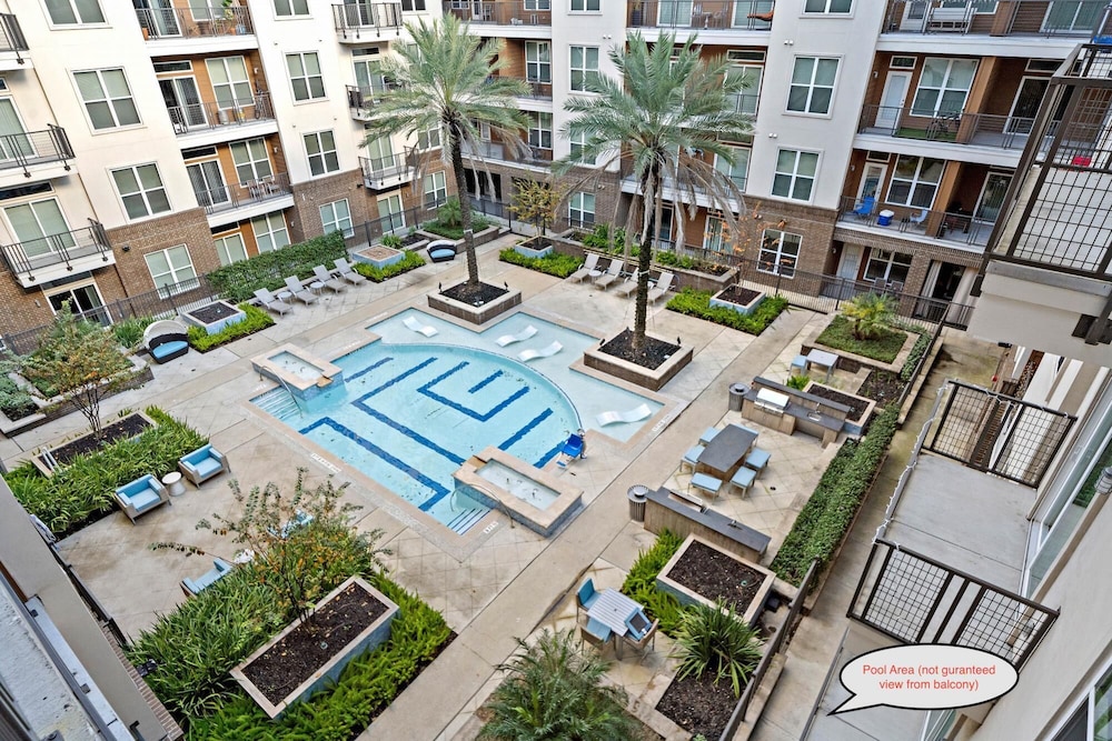 Spacious 2BR Apt Downtown Location