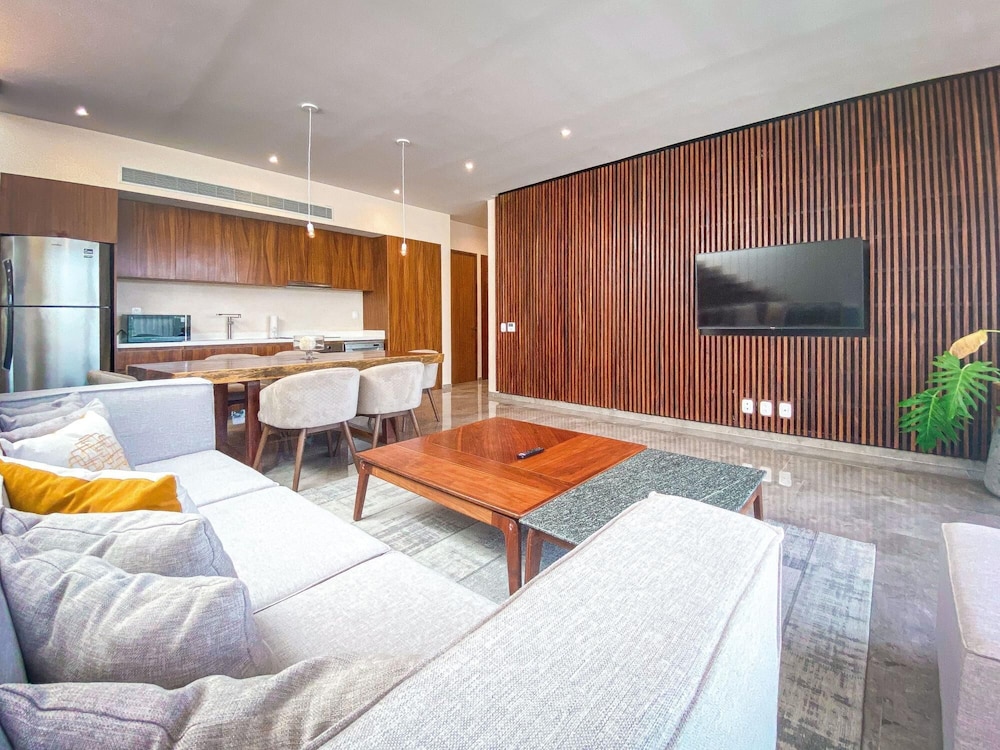 Modern 3 BR Penthouse With Pool View and Free Shuttle to Beach Club Roof Top Pool BBQ Area Yoga Space