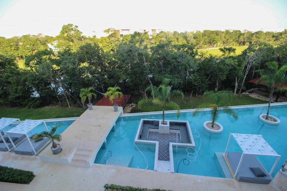 Lovely Charming Condo With Balcony and Great Pool Facilities