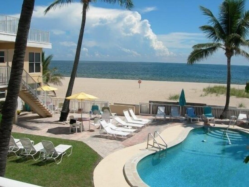 Breezy Beachfront Penthouse W/private Balcony 2 Bedroom Condo by Redawning