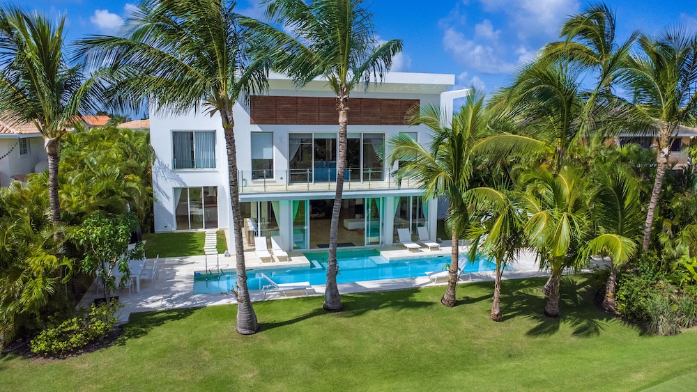 Luxury Villa Waterfall - Pool & BBQ