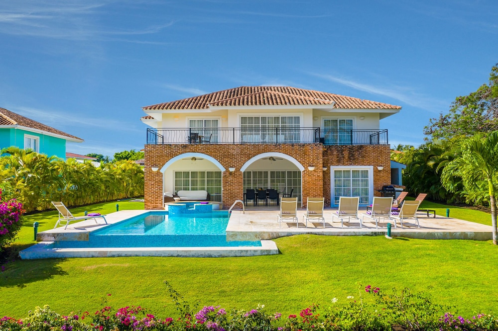 Beautiful 5-BDR 2 levels villa for rent