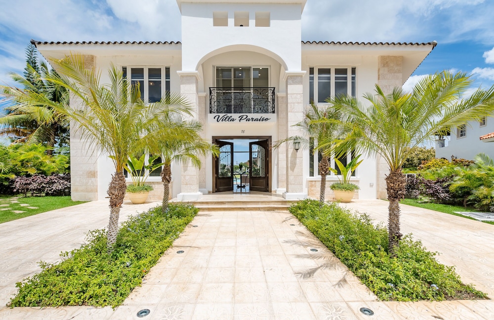 Amazing Private Villa with Chef & Maids