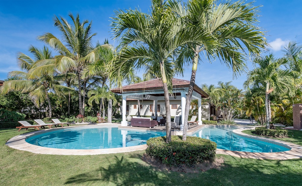 Beautiful Villa with Pool Gym and Maid