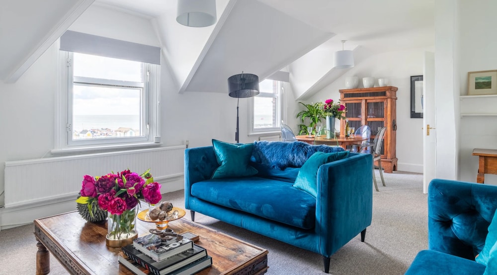 Tranquil Beachfront Beautiful 2-bed Apartment