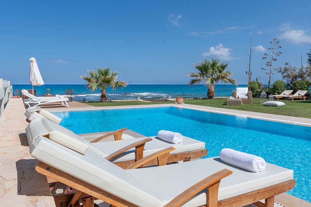 Beachfront Villa w Private Heated Pool Jacuzzi