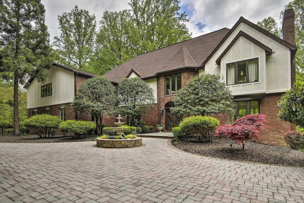 Tranquil Getaway In Gated Community - Free Wifi And Laptop-friendly Workspace 1 Bedroom Condo by Redawning