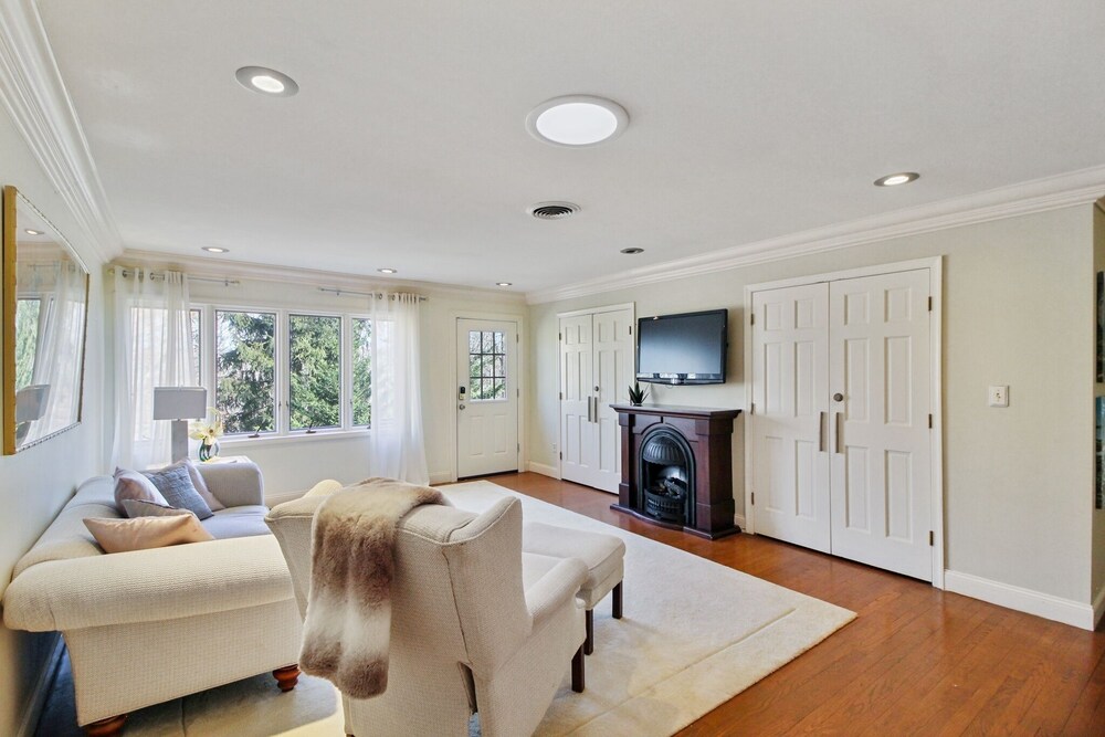 Quiet Getaway In Gated Community! Private Deck And Bbq - 18 Mi To Downtown Baltimore 1 Bedroom Condo by Redawning