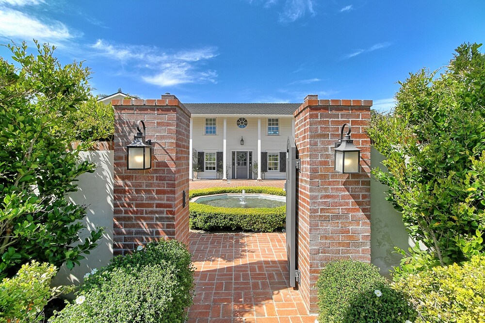 Montecito Luxe Home "location, Location, Location!!" 4 Bedroom Residence by Redawning