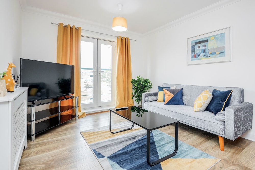 Bright and Cozy 2-bed Apartment in Dagenham