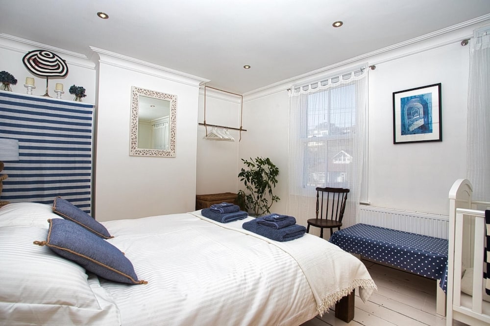 NEW Restful and Cosy 4 bed Home Minutes From Beach