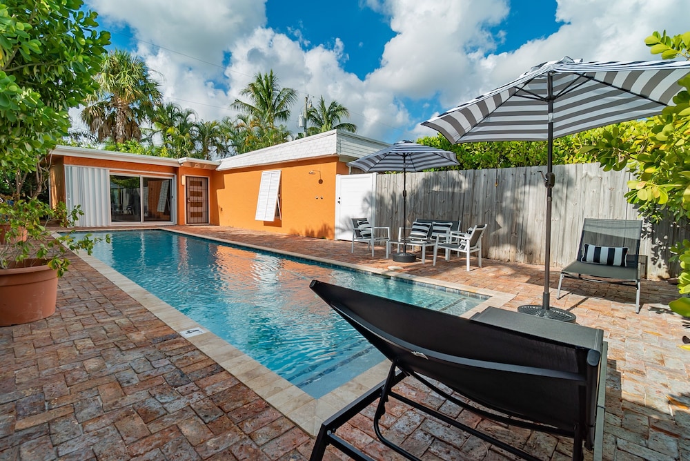 Hummingbird Private Heated Pool Cottage Downtown!