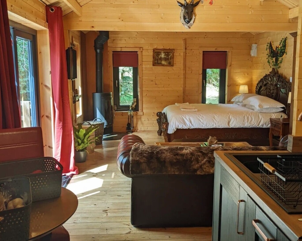 Owl Lodge With Hot Tub, Sauna and Treatments