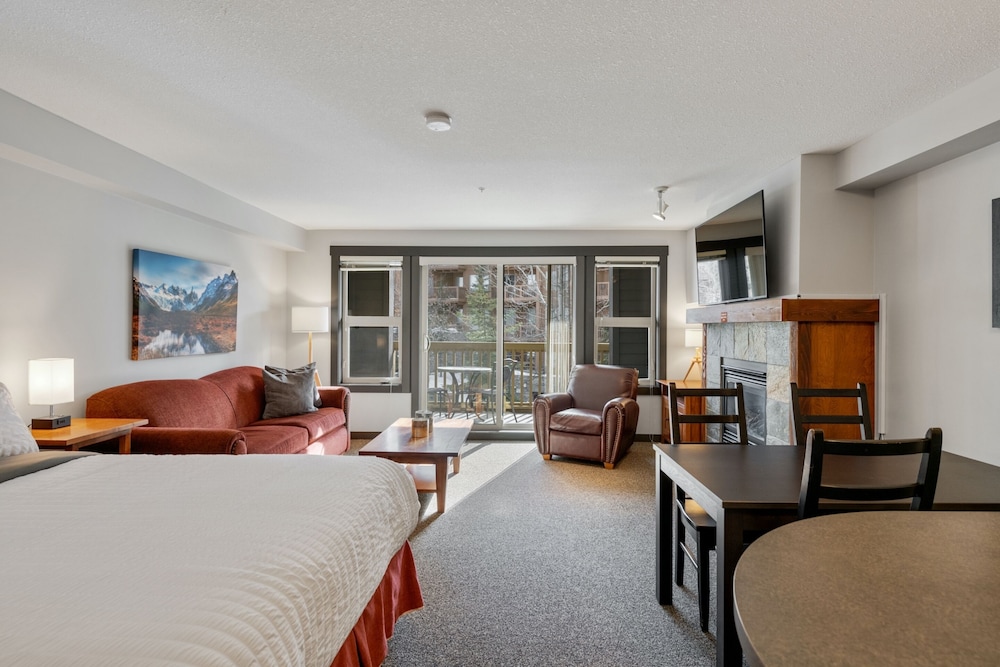 SPACIOUS 3-Br 3-Ba | Ski In/Out | Pool & Hot Tubs | in Heart of PANORAMA RESORT