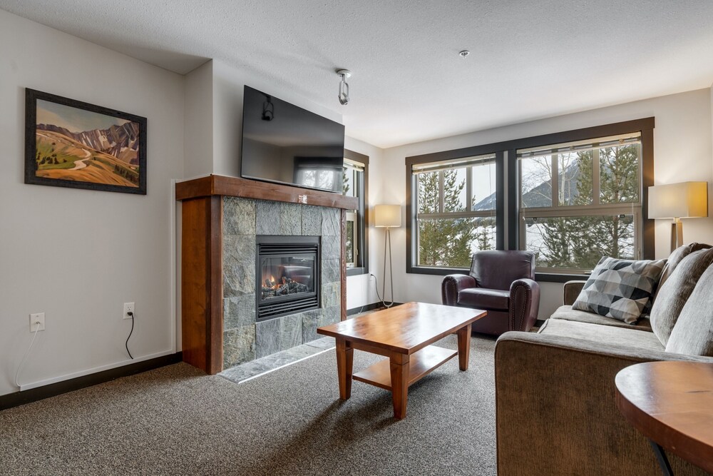 LARGE 2-Br 2-Ba | Ski In/Out | Pool & Hot Tubs | Central Upper Village Location