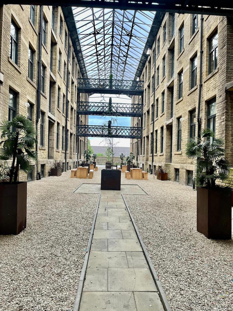 Charming 1-bed Apartment in Bradford City Holiday