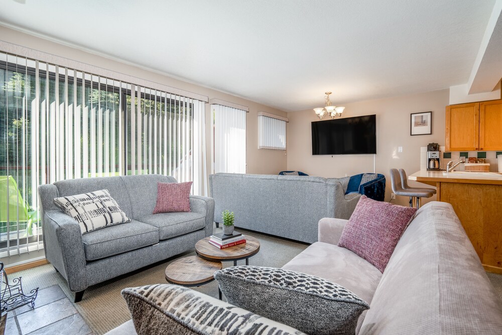 CENTRALLY Located 3-Br Home | TRUE Ski In/Out | FREE access to Pools & Hot Tubs