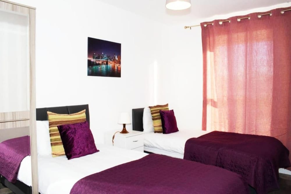 TMS Beautiful 2BR Apartment! Ensuite! Lakeside