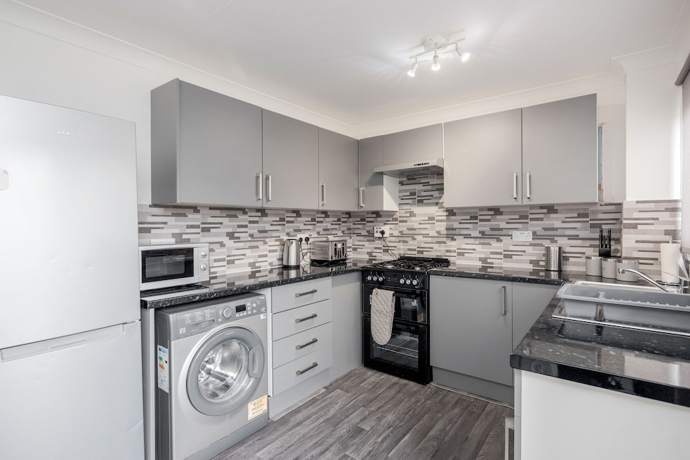 TMS Lovely 3 Bed House-tilbury-free Parking