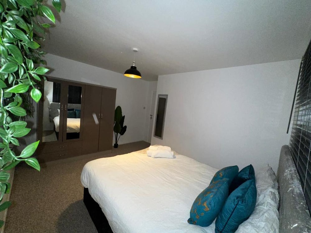 Impeccable 2-bed Apartment in Grays, London