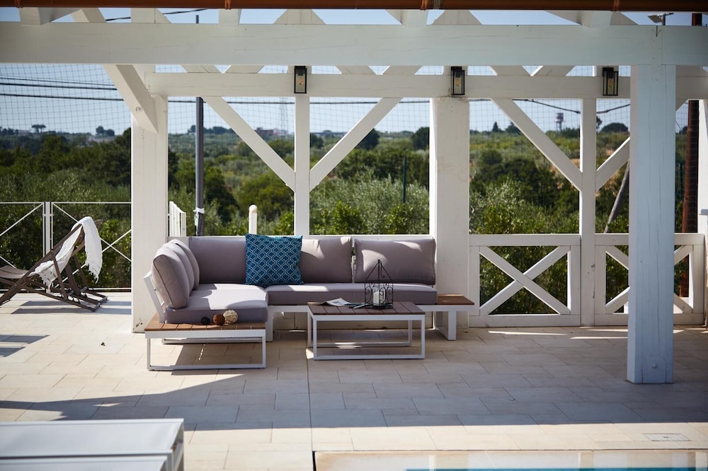 B B D Aprile Camera Camelia