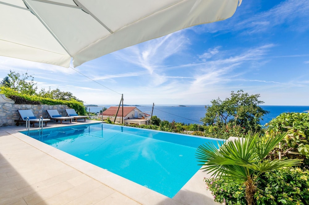 Villa Art Gallery - Six Bedroom Villa With Terrace and Swimming Pool ID Direct Booker 962
